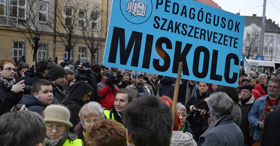 Munkáspárt: demokratikus, világi, állami, ingyenes oktatást!