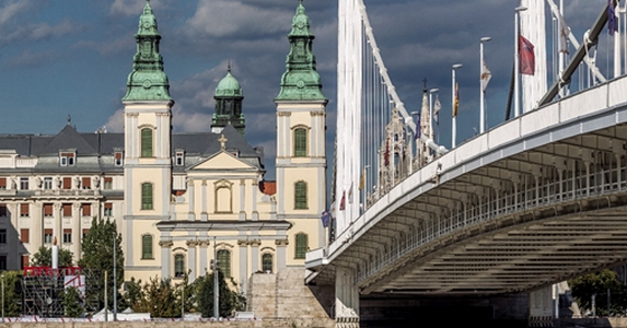 Ismét teljes fényében a főváros legrégibb temploma