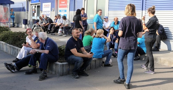 A Tesco szembe állítja a vásárlókat a dolgozókkal A Tesco szembe állítja a vásárlókat a dolgozókkal
