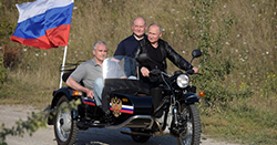 Putyin a Krímben, azaz Oroszországban motorozik
